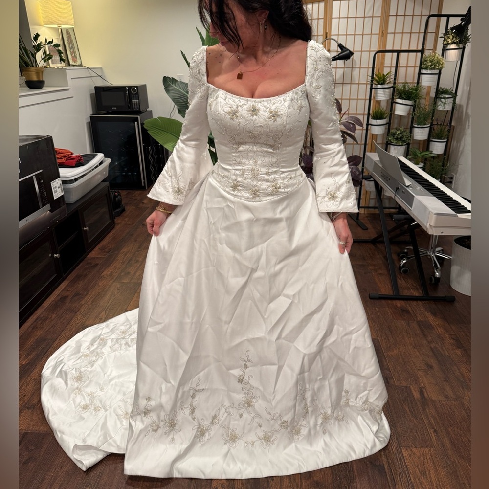 Vintage White Wedding Dress with Embroidery and bell sleeves - Picture 3 of 10